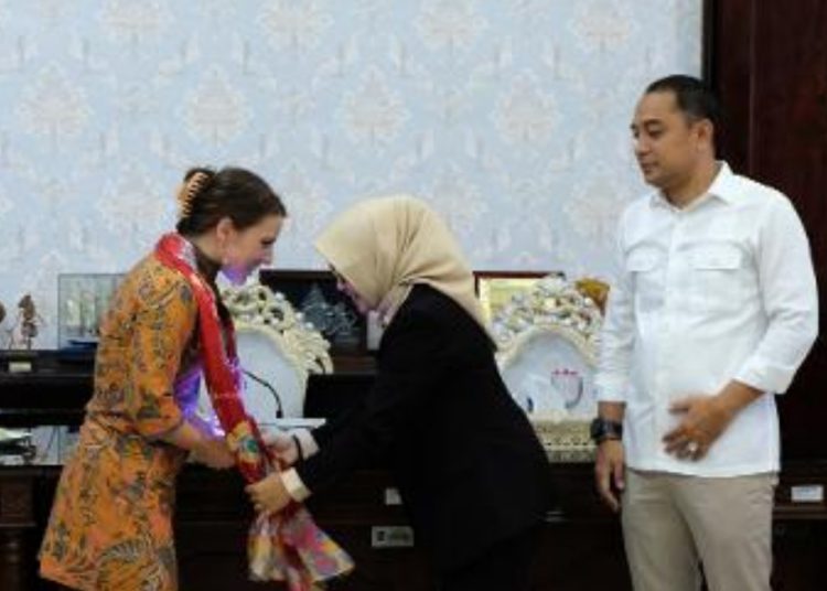 Wali Kota Eri Cahyadi saat menerima kunjungan dari Senior Nutrition Specialist World Bank, Asisten Deputi Penanggulangan Kemiskinan Sekretariat Wakil Presiden RI, Kementerian Pendayagunaan Aparatur Negara dan Reformasi Birokrasi (KemenPAN-RB), serta Kementerian Dalam Negeri.