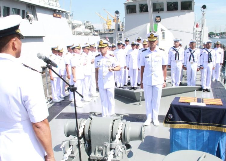 Prosesi serah terima jabatan komandan KRI Hiu-634 di Dermaga Kendal Timur, Koarmada II.