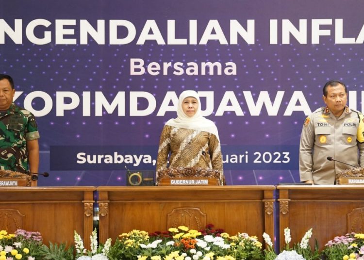 Gubernur Jatim Khofifah Indar Parawansa dalam High Level Meeting (HLM) dan Rakor Pengendalian Inflasi bersama Forkopimda Jatim digelar Ballroom Hotel JW Marriott, Surabaya.
