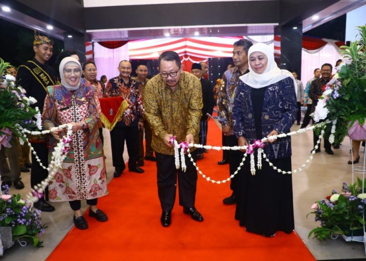 Gubernur Jawa Timur Khofifah Indar Parawansa saat meresmikan gedung baru Badan Kepegawaian Daerah (BKD) Jatim.