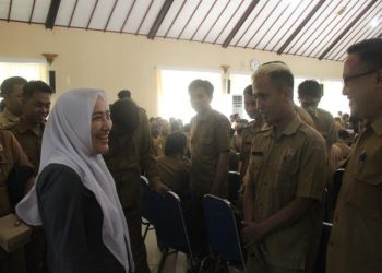 Bupati Bojonegoro Anna Mu'awanah di sela kegiatan rapat koordinasi yang diselenggarakan di ruang Angling Dharma lantai dua gedung Pemkab Bojonegoro.