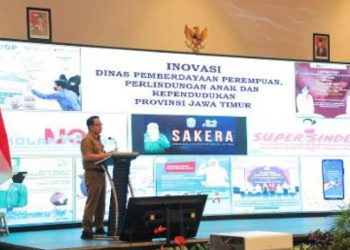 Sekdaprov Jatim Adhy Karyono saat membuka Rapat Koordinasi dan dan Sinkronisasi Pemberdayaan Perempuan dan Perlindungan Anak (PPPA) dan Pengendalian Penduduk dan Keluarga Berencana (PPKB) Pemprov Jatim Tahun 2023 di Hotel Novotel Samator Surabaya.