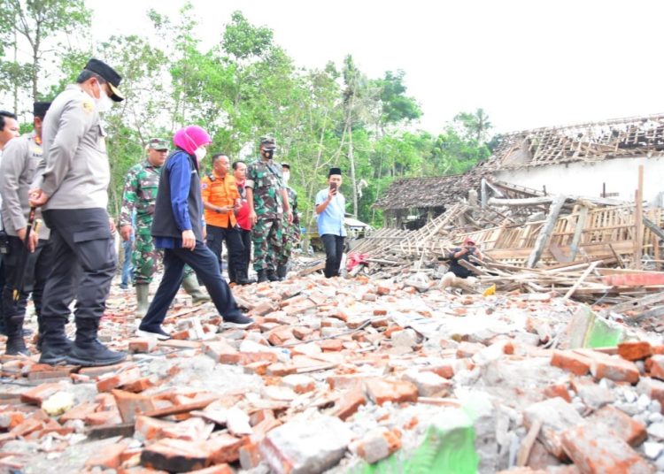 Gubernur Jatim Khofifah Indar Parawansa saat meninjau lokasi ledakan akibat racikan petasan terjadi di Dusun Tegalrejo, Desa Karangbendo, Kecamatan Ponggok, Kabupaten Blitar.