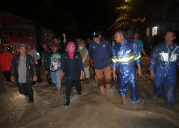 Gubernur Jawa Timur Khofifah Indar Parawansa meninjau lokasi terdampak banjir akibat tanggul Mojosarirejo yang jebol.