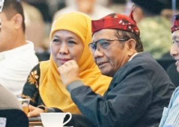 Menkopolhukam RI Mahfud MD bersama Gubernur Jatim Khofifah Indar Parawansa.