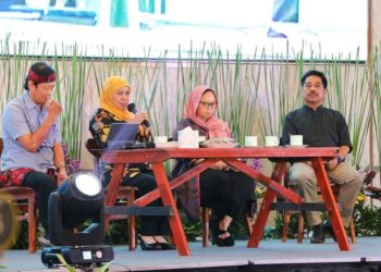 Gubernur Jatim Khofifah Indar Parawansa dalam cangkrukan bertema 'Tertib di Tahun Politik Menuju Indonesia Maju' di Hotel Westin.