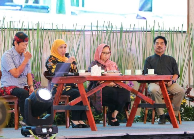 Gubernur Jatim Khofifah Indar Parawansa dalam cangkrukan bertema 'Tertib di Tahun Politik Menuju Indonesia Maju' di Hotel Westin.