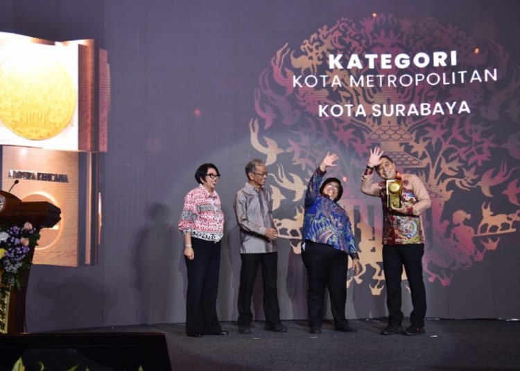 Wali Kota Surabaya Eri Cahyadi saat menerima penghargaan Adipura Kencana 2022 kategori Kota Metropolitan dari Kementerian Lingkungan Hidup dan Kehutanan (KLHK) RI.
