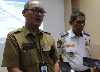 Sekretaris Dinas Lingkungan Hidup (DLH) Kota Surabaya, Achmad Eka Mardijanto memberikan penjelasan tentang rencana kirab piala Adipura Kencana.