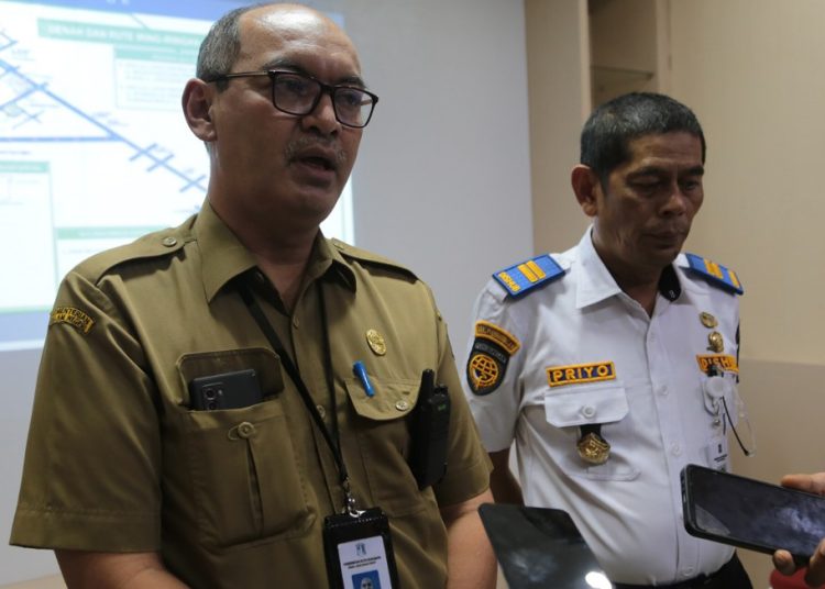 Sekretaris Dinas Lingkungan Hidup (DLH) Kota Surabaya, Achmad Eka Mardijanto memberikan penjelasan tentang rencana kirab piala Adipura Kencana.