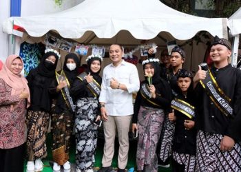 Wali Kota Surabaya Eri Cahyadi di sela pembukaan Festival Anak Milenial yang digagas oleh SMP Khadijah 2, di Jalan Darmo Permai Selatan V.