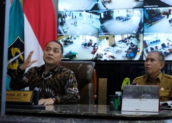 Wali Kota Surabaya Eri Cahyadi dan Kepala Dispendik Surabaya Yusuf Masruh.