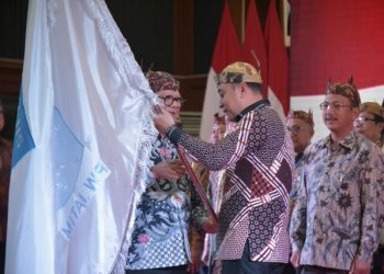 Prosesi pelantikan Wali Kota Surabaya Eri Cahyadi sebagai Ketua Umum Ikatan Alumni Institut Teknologi Sepuluh Nopember (IKA ITS) Jawa Timur Periode 2023-2027.