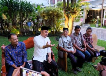 Wali Kota Surabaya Eri Cahyadi menampung curahan ketua RT di RW 02, Kelurahan Dukuh Pakis, Kecamatan Dukuh Pakis.