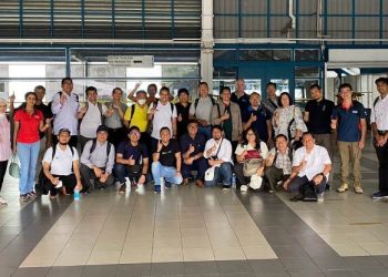 Para pimpinan dan peneliti ITS beserta perguruan tinggi lainnya saat mengunjungi Living Laboratory Renewable Energy NTU di Pulau Semakau, Singapura.