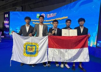 Lima siswa SMA Negeri 2 Surabaya dalam ajang Bangkok International Intellectual Property, Invention, Innovation and Technology Exposition (IPITEx).