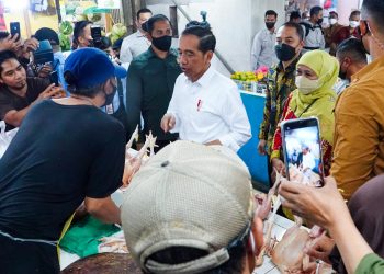Kunjungan Presiden RI Joko Widodo di Pasar Wonokromo Gubernur Jawa Timur Khofifah Indar Parawansa dan Wali Kota Surabaya Eri Cahyadi.
