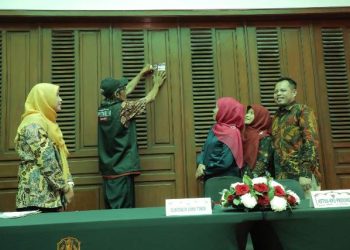 Rumah kediaman Gubernur Jatim Khofifah Indar Parawansa ditempeli stiker sebagai tanda bukti data pemilih pemilu tahun 2024.