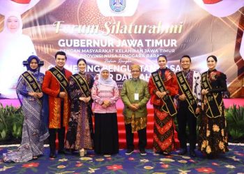 Gubernur Jawa Timur Khofifah Indar Parawansa bersama masyarakat kelahiran Jatim di Provinsi Nusa Tenggara Barat (NTB), di Hotel Grand Legi Mataram.