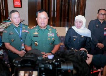 Pangdam V/Brawijaya Mayjen TNI Farid Makruf bersama Gubernur Jatim Khofifah Indar Parawansa di sela Rapat Pimpinan (Rapim) Kodam V/Brawijaya TA 2023 di Ballroom The Westin Hotel Surabaya.