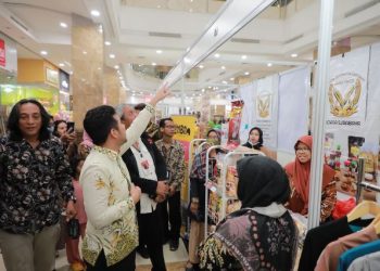 Wakil Gubernur Jawa Timur Emil Elestianto Dardak melihat stan dalam Pameran Fiesta Ramadan di City of Tomorrow (Cito) Mall, Surabaya.