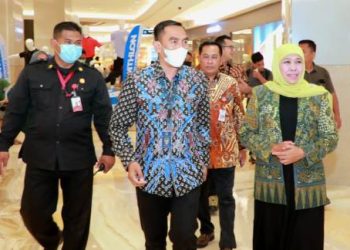 Direktur Pemasaran Pariwisata Nusantara Kemenparekraf RI Dwi Marhen Yono bersama Gubernur Jawa Timur Khofifah Indar Parawansa di sela membuka Bursa Pariwisata Jatim 2023 di Grand Atrium Pakuwon Mall Surabaya.