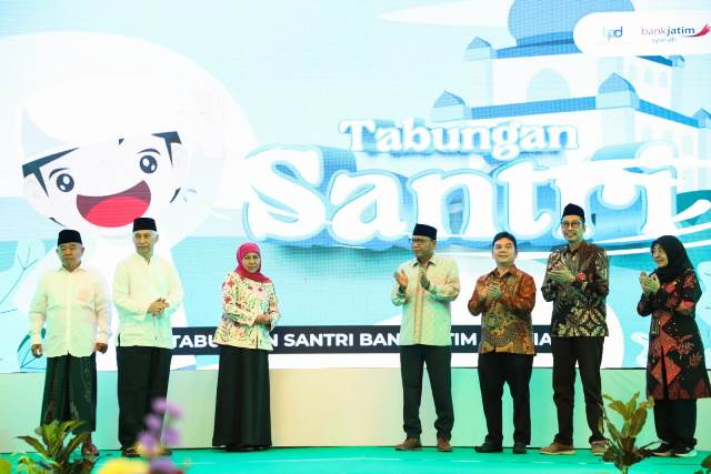 Peluncuran tabungan santri Bank Jatim dalam silaturahmi peserta Eko-Tren One Pesantren One Product (OPOP) tahun 2023 di Harris Hotel and Conventions, Kota Malang.