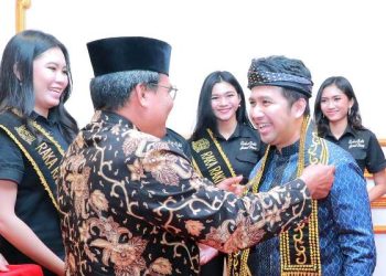 Wakil Gubernur Jawa Timur Emil Elestianto Dardak disematkan ikat singal saat kedatangannya di Hotel Lotus Panaya Kota Tarakan.