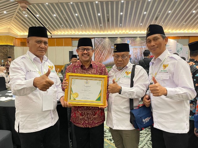 Sekretaris Daerah Kota Surabaya Ikhsan bersama pengurus BAZNAS Kota Surabaya di ajang BAZNAS Award 2023 yang digelar di Puri Agung, Hotel Sahid Jakarta.
