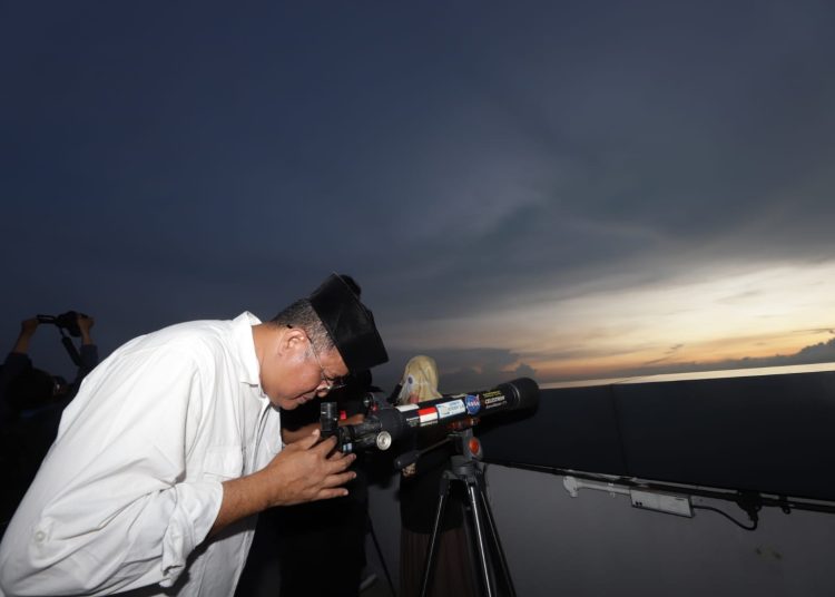 Pemantauan rukyatul hilal atau penentu 1 Ramadan 1444 H, di rooftop One Icon Residence Tunjungan Plaza Surabaya.