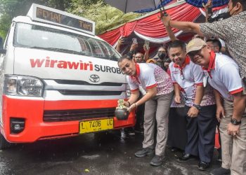 Wali Kota Surabaya Eri Cahyadi bersiap memecahkan kendi sebagai tanda dilaunchingnya angkutan feeder atau angkutan pengumpan Wirawiri Suroboyo.