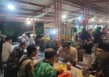 Usai susur Kalimas, rombongan ICMI menikmati makan malam di sentra wisata kuliner Ketabang Kali.
