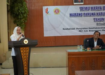 Bupati Bojonegoro Anna Mu’awanah memberikan sambutan dalam Temu Karya Daerah (TKD) Karang Taruna Kabupaten Bojonegoro.