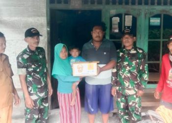 Penyaluran bantuan nutrisi dari Kepala Staf Angkatan Darat (KSAD) Jenderal TNI Dr. Dudung Abdurachman, S.E., M.M., kepada sejumlah anak stunting di Bojonegoro.