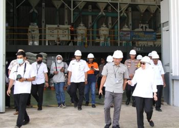 Bupati Bojonegoro Anna Mu’awanah saat melakukan kunjungan kerja ke Modern Rice Milling Plant (MRMP) Bulog, di Desa Kunci, Kecamatan Dander.
