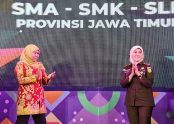 Kajati Jatim Dr. Mia Amiati bersama Gubernur Jawa Timur Khofifah Indar Parawansa dalam peluncuran Rumah Restorative Justice Sekolah (RRJS) 2023 di gedung auditorium SMKN 5 Surabaya.