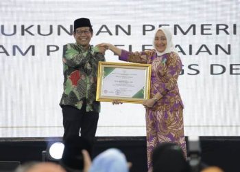 Bupati Bojoengoro Anna Mu'awanah bersama Menteri Desa, Pembangunan Daerah Tertinggal dan Transmigrasi, Abdul Halim Iskandar.