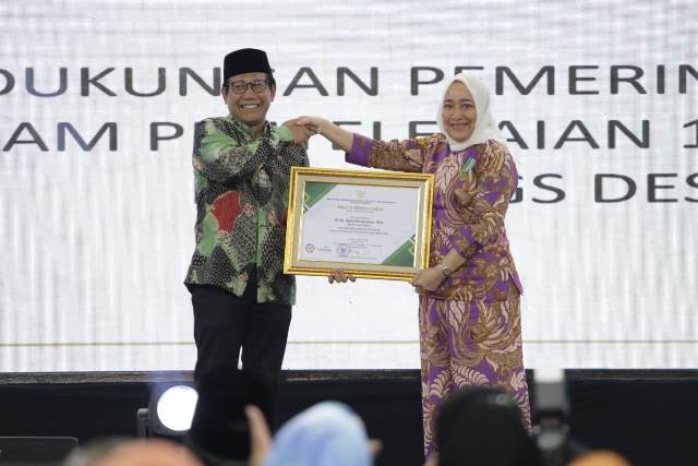 Bupati Bojoengoro Anna Mu'awanah bersama Menteri Desa, Pembangunan Daerah Tertinggal dan Transmigrasi, Abdul Halim Iskandar.