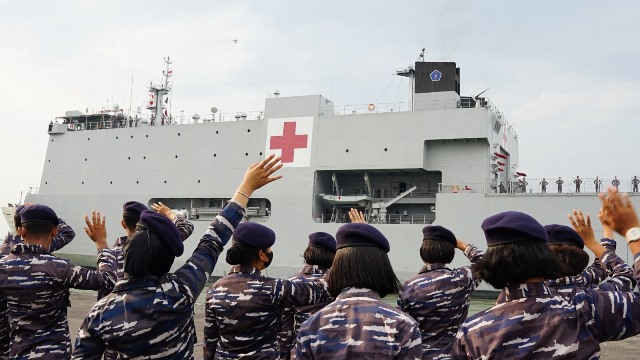 Pelepasan KRI dr. Soeharso (SHS)-990 yang membawa bantuan sembako ke Pulau Masalembo di Dermaga Madura, Ujung Surabaya.
