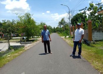 Pengaspalan di Desa Sumberoto, Kecamatan Kepohbaru, Kabupaten Bojonegoro membuat jalan ini menjadi nglenyer.