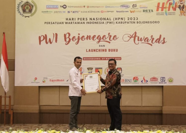 Komandan Kodim (Dandim) 0813 Bojonegoro Letkol Arm Arif Yudo Purwanto menerima penghargaan sebagai Pimpinan Lembaga yang Peduli dan Terbuka pada Pers dari PWI Bojonegoro.