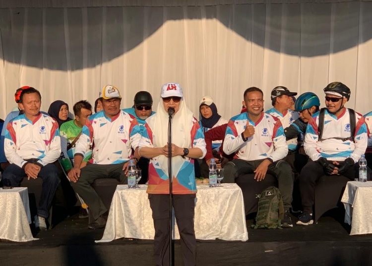 Bupati Bojonegoro Anna Mu’awanah memberikan sambutan dalam kegiatan Gowes Bersama Tukang Ledheng sebagai peringatan hari ulang tahun Perumda Air Minum Tirta Buana Kabupaten Bojonegoro ke-33.
