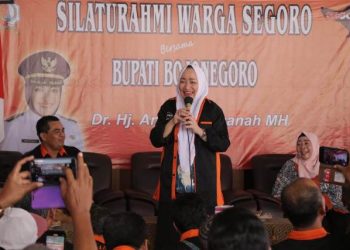 Bupati Bojonegoro Anna Mu'awanah saat silaturahmi dengan Paguyuban Sedulur Bojonegoro di Bali.