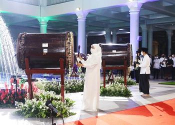 Gubernur Jatim Khofifah Indar Parawansa dan Wagub Emil Elestianto Dardak menabuh beduk jelang Ramadan.