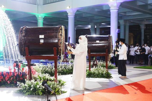 Gubernur Jatim Khofifah Indar Parawansa dan Wagub Emil Elestianto Dardak menabuh beduk jelang Ramadan.