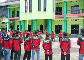 Para Relawan Pemadam Kebakaran (Redkar) mendapatkan pelatihan penanganan kebakaran.