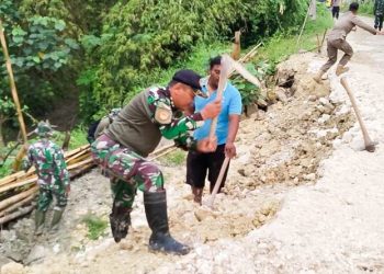 Karya bakti perbaikan jalan longsor di jalan penghubung antara Desa Sukorejo dengan Desa Jatimulyo Kecamatan Tambakrejo, Bojonegoro.