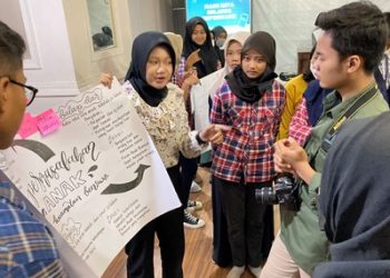 Roadshow dan sosialisasi mengenai Konvensi Hak Anak bersama Forum Anak Surabaya di lantai 4 Gedung Siola, Surabaya.