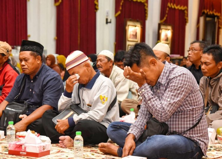 Suasana doa dan tahlil yang diikuti 120 orang keluarga korban tragedi Kanjuruhan di gedung Negara Grahadi.