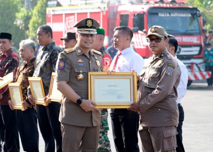 Wali Kota Surabaya Eri Cahyadi memberikan 15 penghargaan untuk warga, petugas keamanan di lingkungan Pemkot Surabaya dan untuk petugas Damkar.